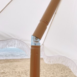 Payung luar ruangan Ovida warna putih, motif kayu, payung pantai kustom dengan rumbai.