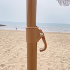 Payung luar ruangan Ovida warna putih, motif kayu, payung pantai kustom dengan rumbai.