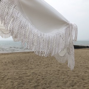 Payung luar ruangan Ovida warna putih, motif kayu, payung pantai kustom dengan rumbai.
